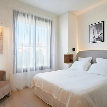 Lejlighed Ref 2028 Croisette - Superb With Panoramic Sea View For Rent *