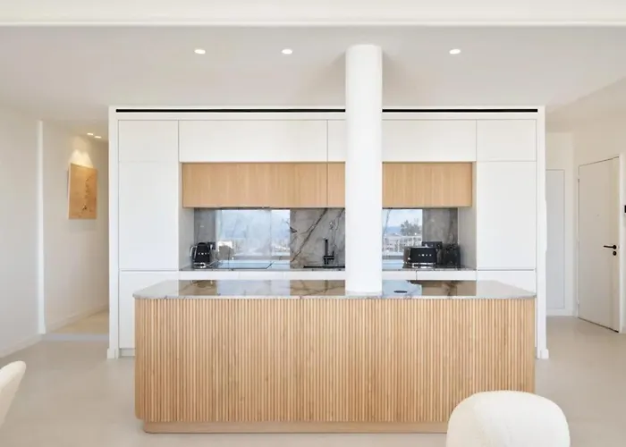 Lejlighed Ref 2028 Croisette - Superb With Panoramic Sea View For Rent *