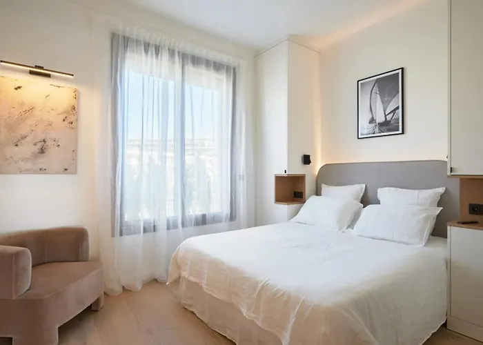 Lejlighed Ref 2028 Croisette - Superb With Panoramic Sea View For Rent *